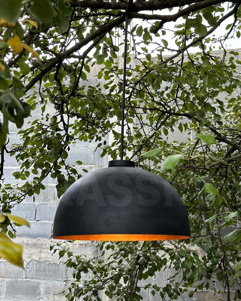 Industrial pendant light in modern dining room

