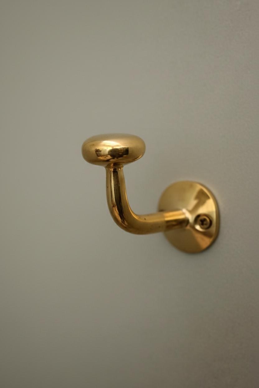Gold door handle on a gray door